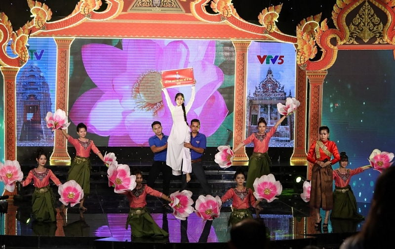 តារា​ចម្រៀង​និង​តន្ត្រីករ​១០០​នាក់​ចូល​រួម​ក្នុងមហោស្រពចម្រៀងរបស់ទូរទស្សន៍ភាសាខ្មែរនៅតំបន់ភាគខាងត្បូង