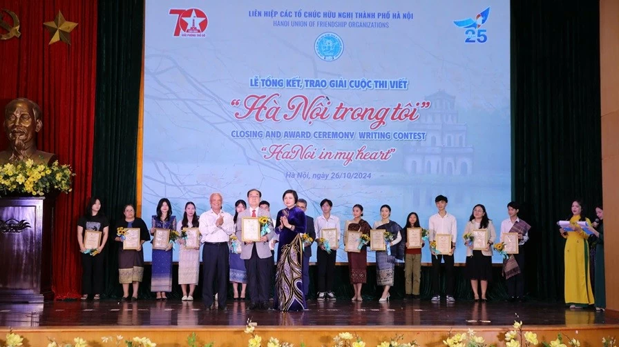 រង្វាន់ពិសេសក្នុងការប្រលងសេចក្តីស្រឡាញ់រដ្ឋធានី Ha Noi រង្វាន់ពិសេសក្នុងការប្រលងសេចក្តីស្រឡាញ់រដ្ឋធានី Ha Noi