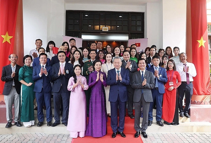 អគ្គលេខាបក្ស To Lam បានទៅទស្សនាស្ថានទូត និងជួបសំណេះសំណាលជាមួយសហគមន៍វៀតណាមនៅម៉ាឡេស៊ី