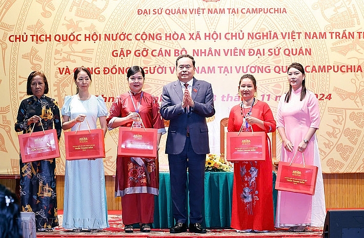 ប្រធានរដ្ឋសភាបានទៅទស្សនាស្ថានទូត និងជួបជាមួយសហគមន៍វៀតណាមនៅកម្ពុជា