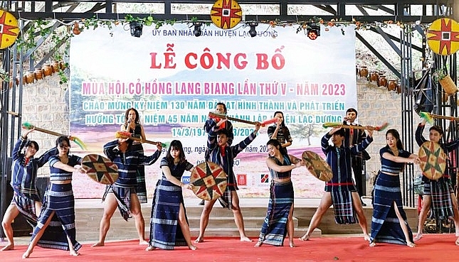 រដូវ​បុណ្យ​ស្មៅ​ពណ៌​ផ្កាឈូក​ដ៏​ត្រចះ​ត្រចង់នៅ​ក្នុង​ទឹកដី​របស់​ជនជាតិ K'Ho
