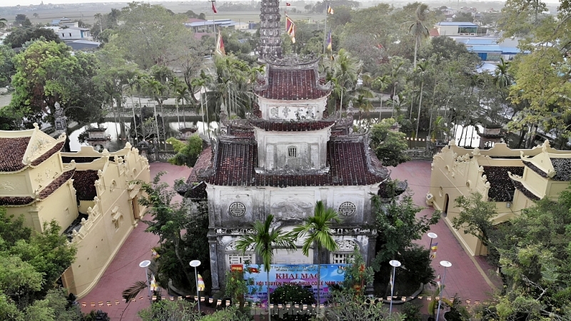 រុករកវត្តដ៏ពិសិដ្ឋអាយុជិត ១,០០០ ឆ្នាំ រក្សារតនៈសម្បត្តិទម្ងន់ ៩ តោននៅ Nam Dinh