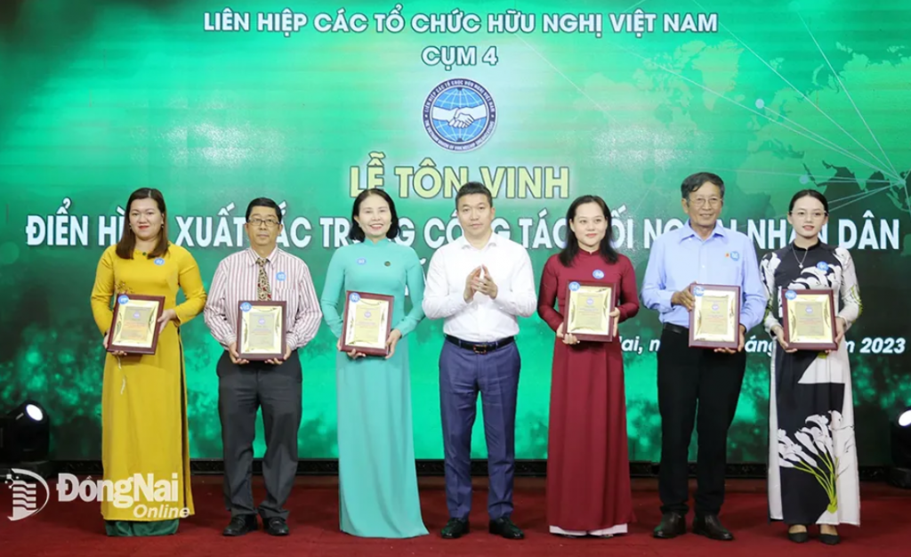 ក្រុមទី៤៖ ផ្តល់កិត្តិយសដល់សមូហភាព និងបុគ្គលចំនួន១២រូប ដែលមានសមិទ្ធិផលជាច្រើនក្នុងកិច្ចការបរទេសរវាងប្រជាជន និងប្រជាជន