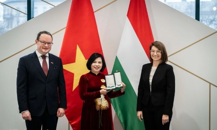 ហុងគ្រីបានប្រគល់មេដាយជូនឯកអគ្គរដ្ឋទូត Nguyen Thi Bich Thao ហុងគ្រីបានប្រគល់មេដាយជូនឯកអគ្គរដ្ឋទូត Nguyen Thi Bich Thao