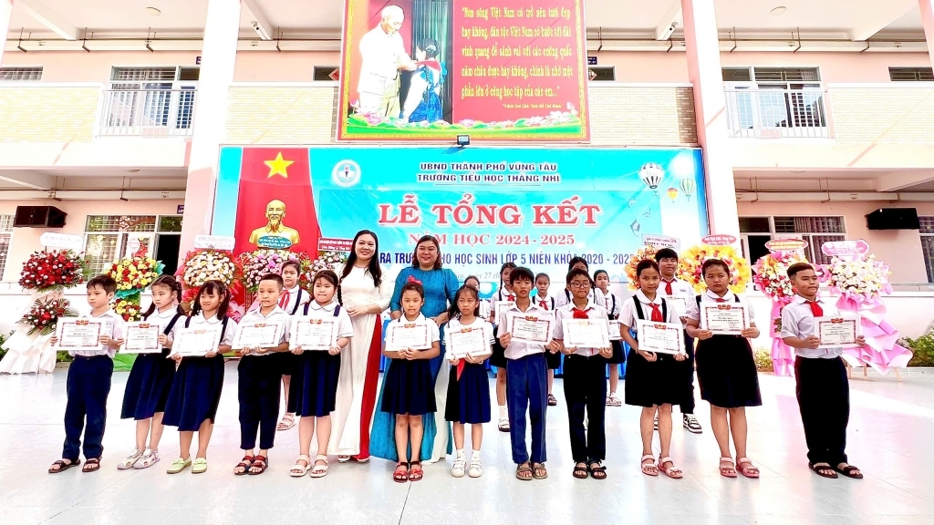 លោកវេជ្ជបណ្ឌិត Tra My បង្ហាញពីអាថ៌កំបាំងក្នុងការជួយកូនរបស់គាត់ឱ្យ "អាន និងសរសេរបានស្ទាត់ជំនាញ" ជាភាសាវៀតណាម