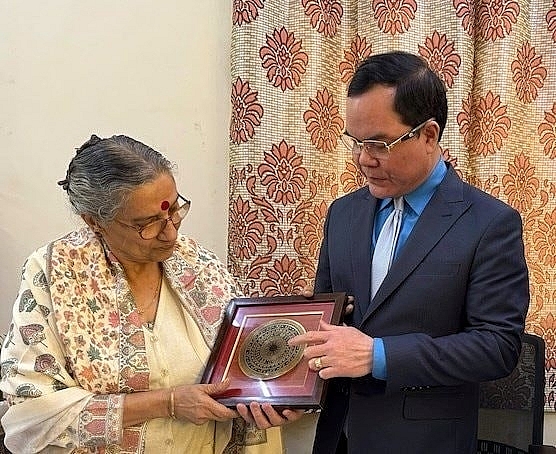 លោក ង្វៀន ឌិញ ខាង បានប្រគល់អំណោយរំលឹកដល់លោកស្រី អាម៉ាជីត កួរ អគ្គលេខាធិការនៃសហព័ន្ធសហជីពទូទាំងប្រទេសឥណ្ឌា។ លោក ង្វៀន ឌិញ ខាង បានប្រគល់អំណោយរំលឹកដល់លោកស្រី អាម៉ាជីត កួរ អគ្គលេខាធិការនៃសហព័ន្ធសហជីពទូទាំងប្រទេសឥណ្ឌា។