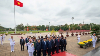 ການ​ນຳ​ພັກ, ລັດ ເຂົ້າສຸສານເພື່ອຂ່ຳນັບ ປະທານ ​ໂຮ່ຈີ​ມິນ ​ເນື່ອງ​ໃນ​ໂອກາດ​ສະ​ເຫຼີມສະຫຼອງ 95 ປີ​ແຫ່ງ​ວັນ​ສ້າງ​ຕັ້ງ​ພັກ.