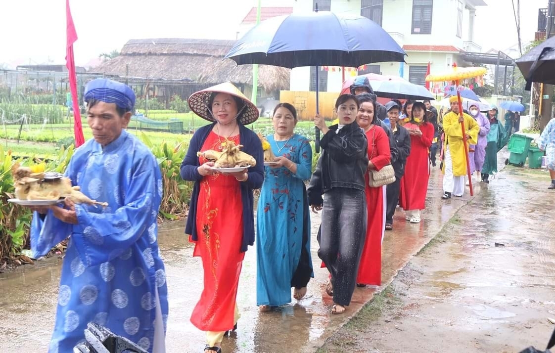 ນັກທ່ອງທ່ຽວຕ່າງປະເທດ ແຂ່ງຝົນເຂົ້າຮ່ວມງານບຸນ ເກົ່າບົງ ຢູ່ ໂຮ້ຍອານ ນັກທ່ອງທ່ຽວຕ່າງປະເທດ ແຂ່ງຝົນເຂົ້າຮ່ວມງານບຸນ ເກົ່າບົງ ຢູ່ ໂຮ້ຍອານ