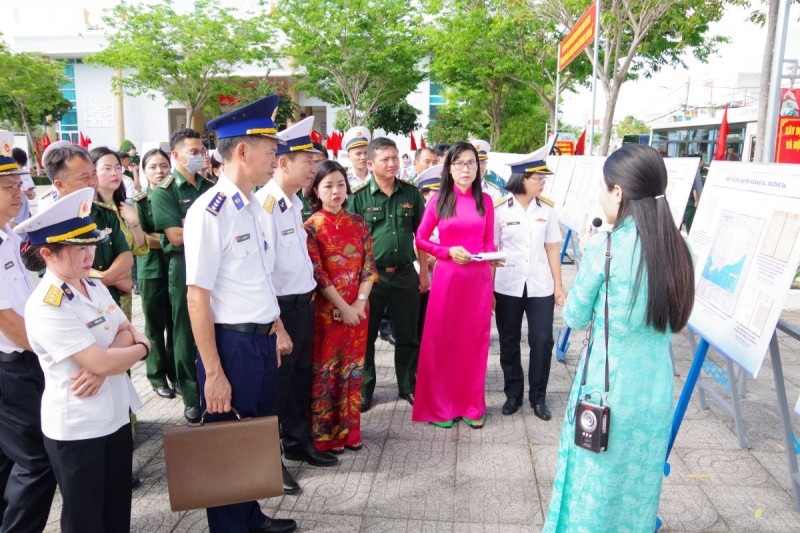 ງານ​ວາງ​ສະ​ແດງ “ຮ່​ວາງ​ຊາ, ເຈື່ອງ​ຊາ - ທະ​ເລ​, ໝູ່​ເກາະທີ່​ສັກ​ສິດ”