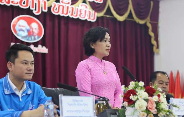 ແພດໜຸ່ມຫວຽດນາມ ກວດພະຍາດ ແລະ ມອບຢາໃຫ້ຄົນລາວໂດຍບໍ່ເສຍຄ່າ