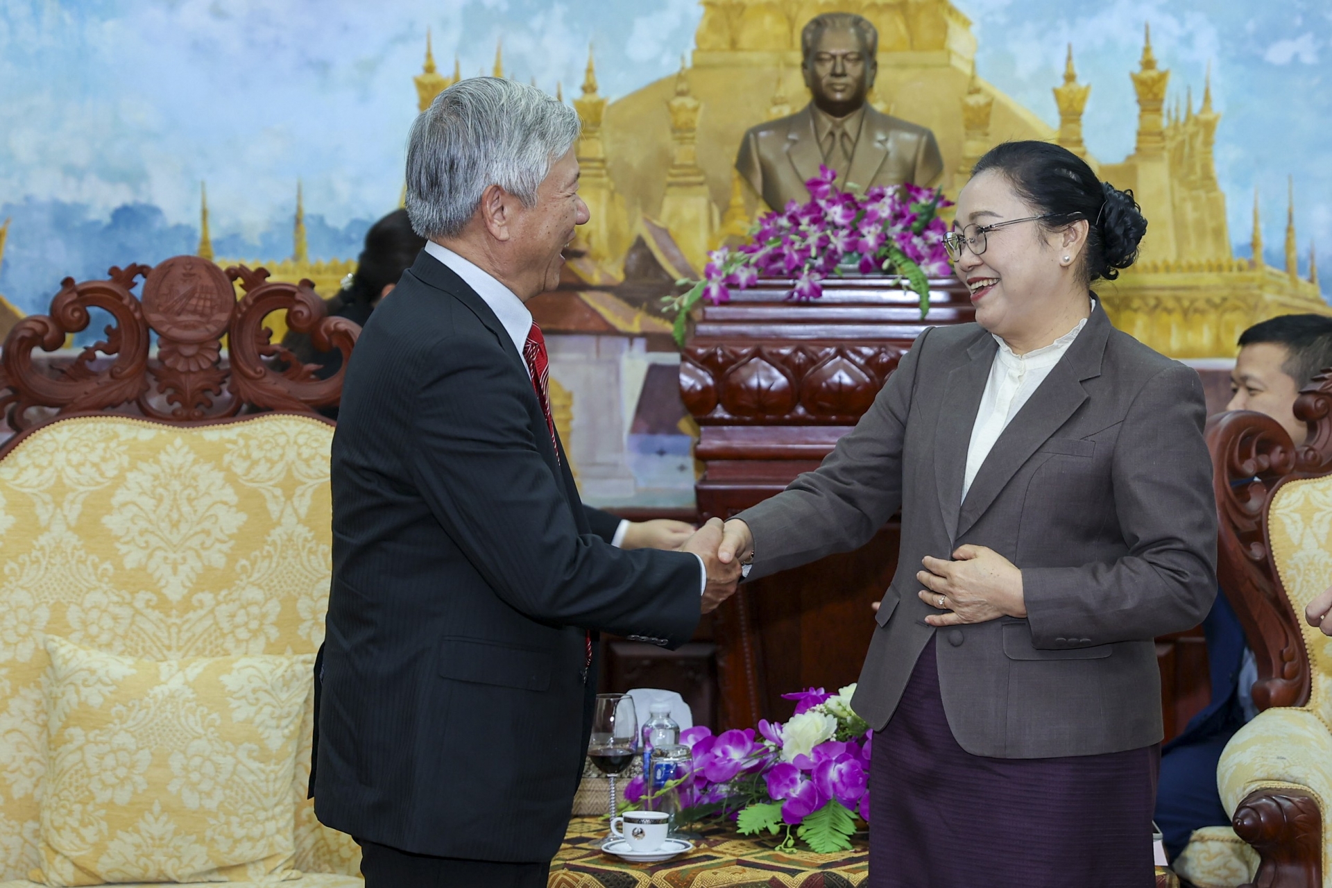 ສະມາຄົມມິດຕະພາບ ຫວຽດນາມ-ລາວ ອວຍພອນສະຖານທູດລາວ ເນື່ອງໃນໂອກາດສະເຫຼີມສະຫຼອງ 70 ປີແຫ່ງວັນສ້າງຕັ້ງພັກ ສະມາຄົມມິດຕະພາບ ຫວຽດນາມ-ລາວ ອວຍພອນສະຖານທູດລາວ ເນື່ອງໃນໂອກາດສະເຫຼີມສະຫຼອງ 70 ປີແຫ່ງວັນສ້າງຕັ້ງພັກ