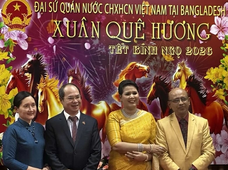 ຊາວຫວຽດນາມອາໄສຢູ່ຕ່າງປະເທດ ແລະ ເພື່ອນມິດ Bangladesh  ຈຳນວນຫຼວງຫຼາຍໄດ້ເຂົ້າຮ່ວມງານ ລະດູບານໃໝ່ບ້ານເກີດເມືອງນອນ 2026