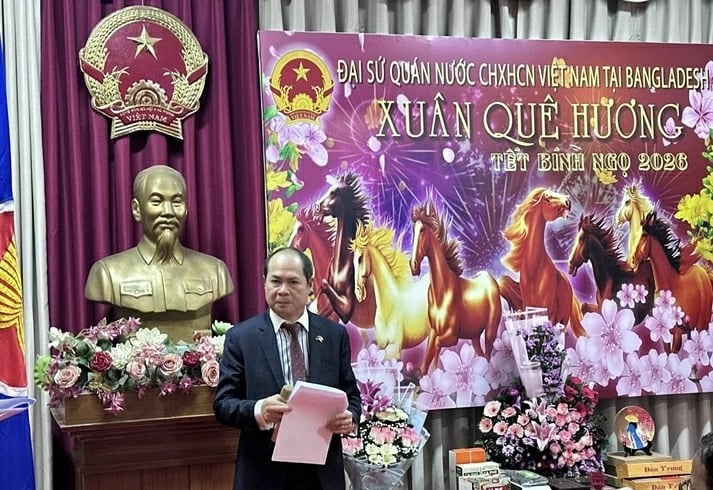 ຊາວຫວຽດນາມອາໄສຢູ່ຕ່າງປະເທດ ແລະ ເພື່ອນມິດ Bangladesh  ຈຳນວນຫຼວງຫຼາຍໄດ້ເຂົ້າຮ່ວມງານ ລະດູບານໃໝ່ບ້ານເກີດເມືອງນອນ 2026