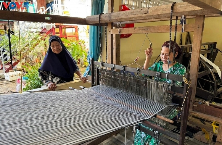 ບ້ານ ຟຸ້ມ​ຊວ່າຍ, ຕາ​ແສງ ຟອງ​ເຈົາ, ແຂວງ ອານ​ຢາງ ອະ​ນຸ​ລັກ​ຮັກ​ສາ​ອາ​ຊີບ​ຕ່ຳ​​ແຜ່ນ​ແພ​ພື້ນ​ເມືອງ ຕິດ​ພັນ​ກັບ​ການ​ທ່ອງ​ທ່ຽວ