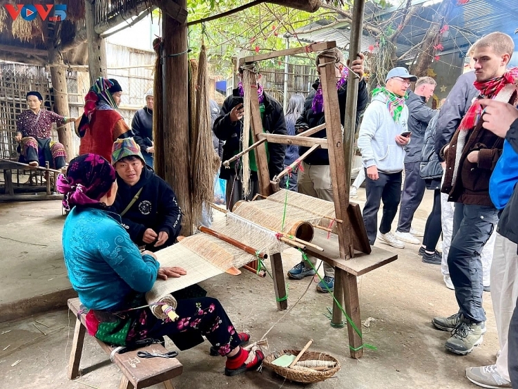 ​ແມ່​ຍິງ​ຊາວ​ເຜົ່າ​ມົ້ງ​ຢູ່ໝູ່​ບ້ານ​ອາ​ຊີບ​ຕ່ຳ​ປໍ​ປ່ານ ລຸ່ງ​ຕາມ ແຂວງ ຕວຽນ​ກວາງ ແນະ​ນຳ​ອາ​ຊີບ​ພື້ນ​ເມືອງ​ອອກ​ສູ່​ໂລກ