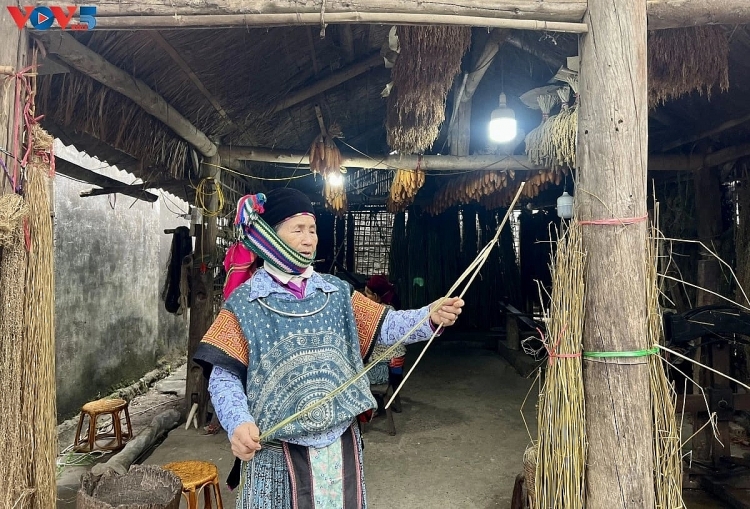 ​ແມ່​ຍິງ​ຊາວ​ເຜົ່າ​ມົ້ງ​ຢູ່ໝູ່​ບ້ານ​ອາ​ຊີບ​ຕ່ຳ​ປໍ​ປ່ານ ລຸ່ງ​ຕາມ ແຂວງ ຕວຽນ​ກວາງ ແນະ​ນຳ​ອາ​ຊີບ​ພື້ນ​ເມືອງ​ອອກ​ສູ່​ໂລກ