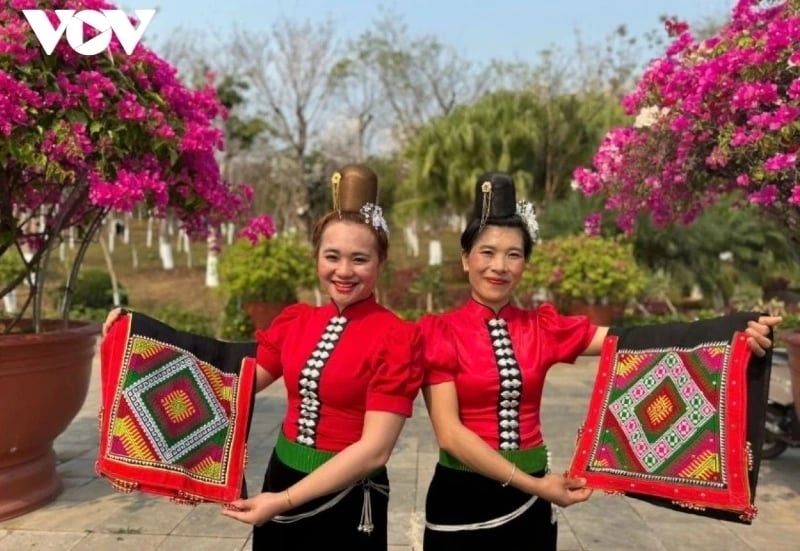 ແມ່ຍິງ ດ້ຽນບຽນ ຮັກສາວິນຍານ ບັນດາເຜົ່າ