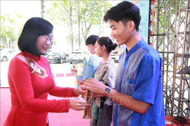 ຮັດແໜ້ນນ້ຳໃຈມິດຕະພາບໂດຍຜ່ານການພົບປະແລກປ່ຽນຊາວໜຸ່ມຫວຽດນາມ ແລະ ລາວ ແລະ ກຳປູເຈຍ