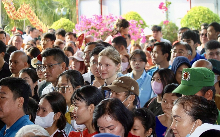 ບັນດາທ້ອງຖິ່ນຈັດພິທີໄຫວ້ບູຊາບັນພະບຸລຸດເຈົ້າຊີວິດຮຸ່ງຢ່າງສົມກຽດ