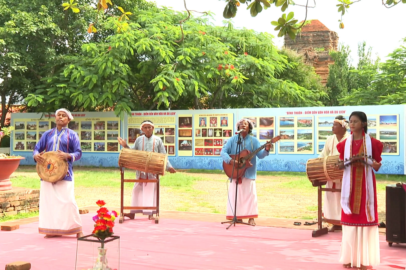 ສີສັນທາງວັດທະນະທຳຂອງຊາວຈາມ ເຮັດໃຫ້ຜະລິດຕະພັນການທ່ອງທ່ຽວຂອງ ແຂວງ ເລີມດົງ ອຸດົມສົມບູນຂຶ້ນ ສີສັນທາງວັດທະນະທຳຂອງຊາວຈາມ ເຮັດໃຫ້ຜະລິດຕະພັນການທ່ອງທ່ຽວຂອງ ແຂວງ ເລີມດົງ ອຸດົມສົມບູນຂຶ້ນ