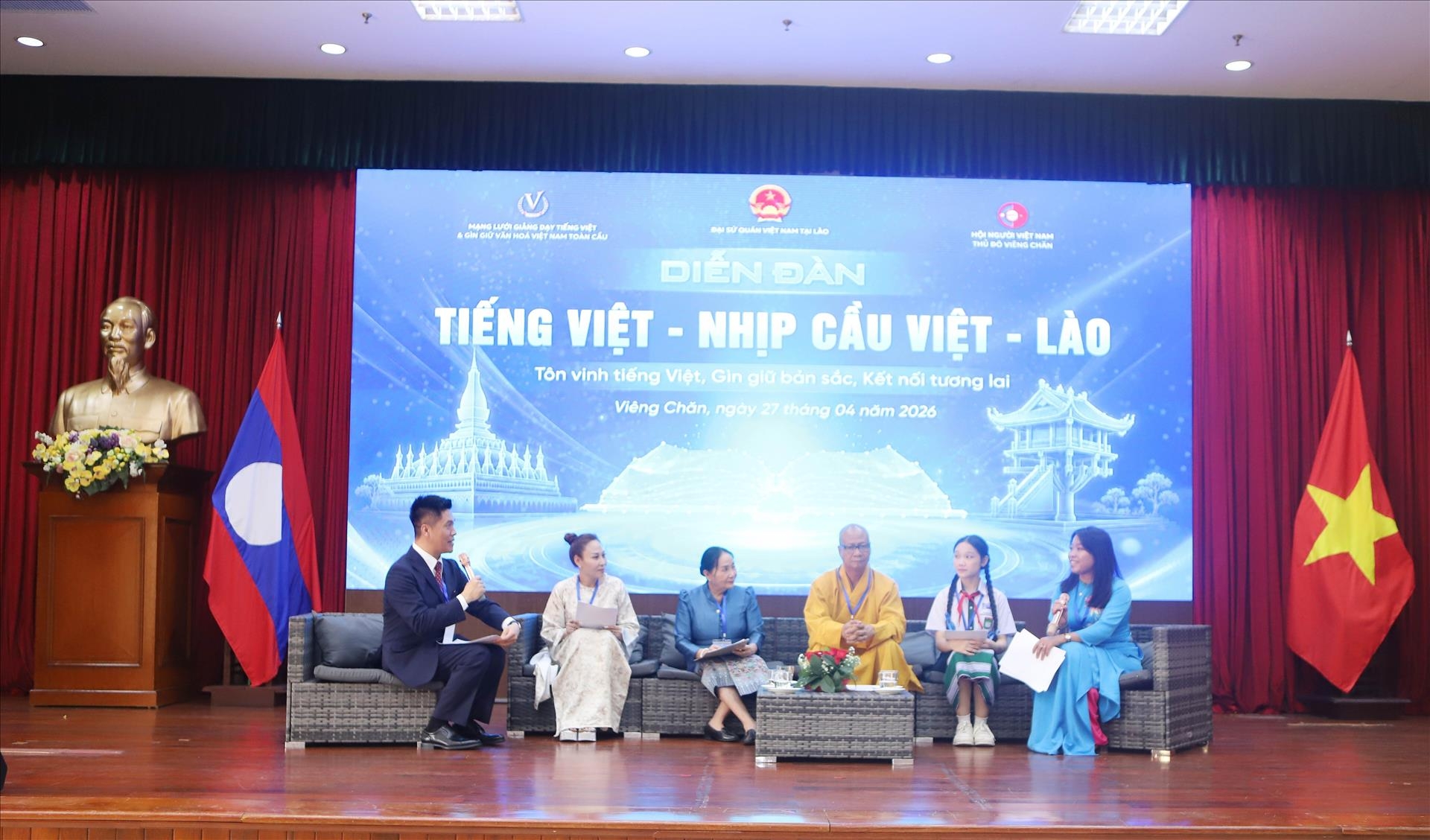 ການເຊີດຊູພາສາຫວຽດ: “ທູດ” ທາງດ້ານວັດທະນະທຳ ແລະ ຂົວຕໍ່ແຫ່ງການເຊື່ອມຈອດຍຸດທະສາດ ຫວຽດນາມ - ລາວ ການເຊີດຊູພາສາຫວຽດ: “ທູດ” ທາງດ້ານວັດທະນະທຳ ແລະ ຂົວຕໍ່ແຫ່ງການເຊື່ອມຈອດຍຸດທະສາດ ຫວຽດນາມ - ລາວ