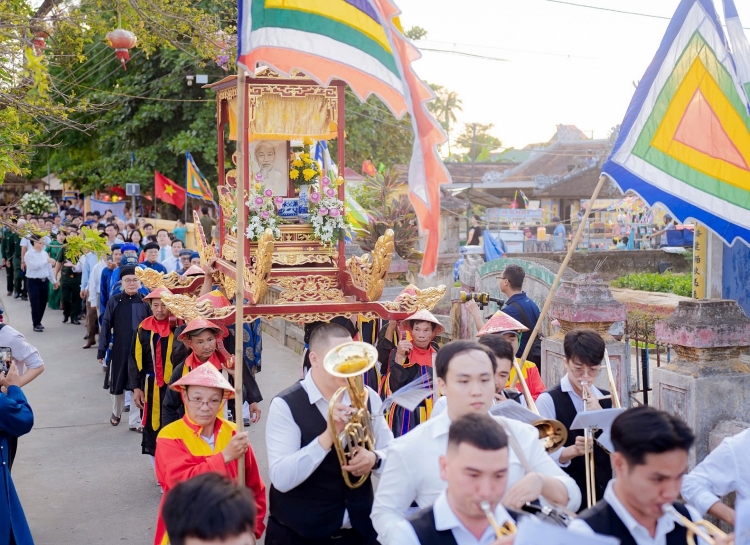 ເທສະການໝູ່ບ້ານ ເຢືອງໂນ້ - ສະຖານທີ່ທີ່ປະທານ ໂຮ່ຈີມິນ ເຄີຍດຳລົງຊີວິດ ແລະ ສຶກສາຮ່ຳຮຽນໃນໄວເຍົາ