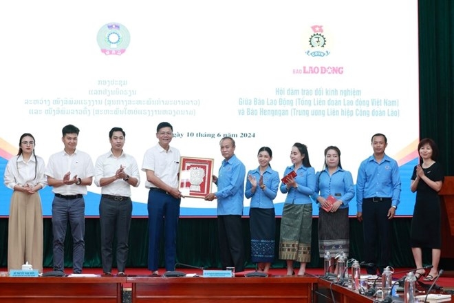 ການແລກປ່ຽນບົດຮຽນວິຊາການ ລະຫວ່າງ ໜັງສືພິມ ແຮງງານ (ລາວ) ແລະ ໜັງສືພິມ ລາວດົ້ງ ການແລກປ່ຽນບົດຮຽນວິຊາການ ລະຫວ່າງ ໜັງສືພິມ ແຮງງານ (ລາວ) ແລະ ໜັງສືພິມ ລາວດົ້ງ