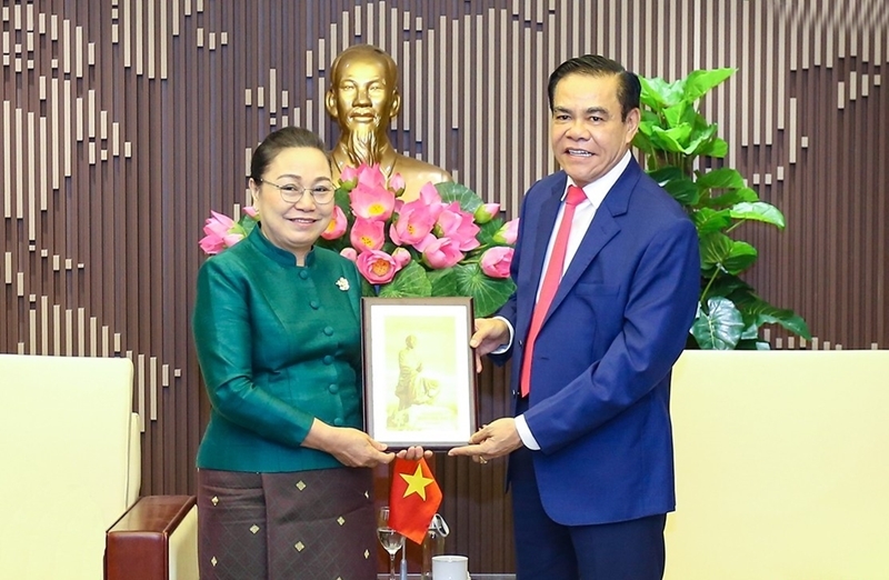 ຮ່າຕິ້ງ ຍາມໃດກໍ່ຮັກສາ, ປັບປຸງສາຍພົວພັນມິດຕະພາບ ແລະ ການຮ່ວມມືຮອບດ້ານກັບບັນດາທ້ອງຖິ່ນຂອງ ລາວ ຮ່າຕິ້ງ ຍາມໃດກໍ່ຮັກສາ, ປັບປຸງສາຍພົວພັນມິດຕະພາບ ແລະ ການຮ່ວມມືຮອບດ້ານກັບບັນດາທ້ອງຖິ່ນຂອງ ລາວ