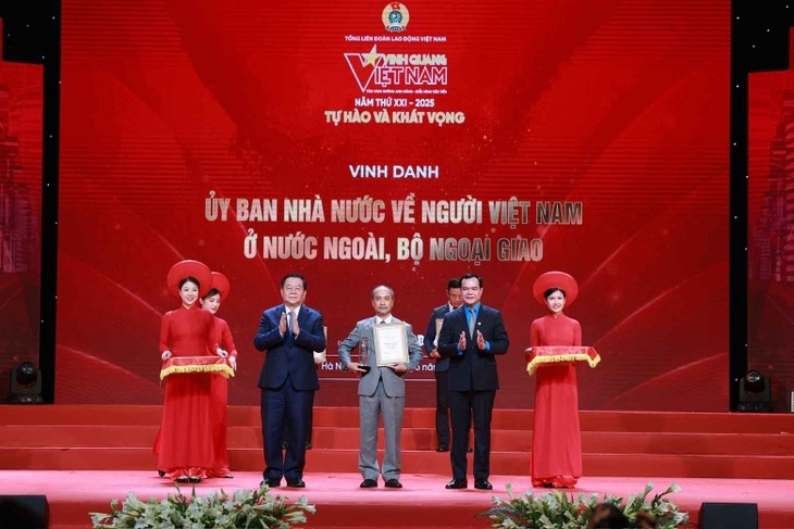 ເຊີດ​ຊູ​ລຸ້ນ​ຜູ້​ອອກ​ແຮງ​ງານ​ຫວຽດ​ນາມ ມີ​ຄຸນ​ນະ​ທ​າດ, ເປັນ​ມື​ອາ​ຊີບ, ມີ​ຄວາມ​ຮັບ​ຜິດ​ຊອບ, ປ່ຽນ​ແປງ​ໃໝ່