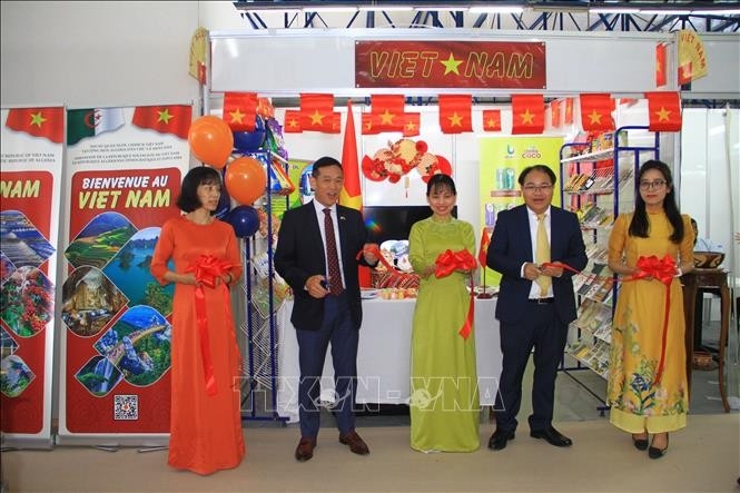 ​ຜະ​ລິດ​ຕະ​ພັນ ຫວຽດນາມ ດຶງດູດຄວາມສົນໃຈຢູ່​ງານ​ຕະຫຼາດ​ນັດ​ສາ​ກົນ ອານ​ເຊ​ຣີ 2025