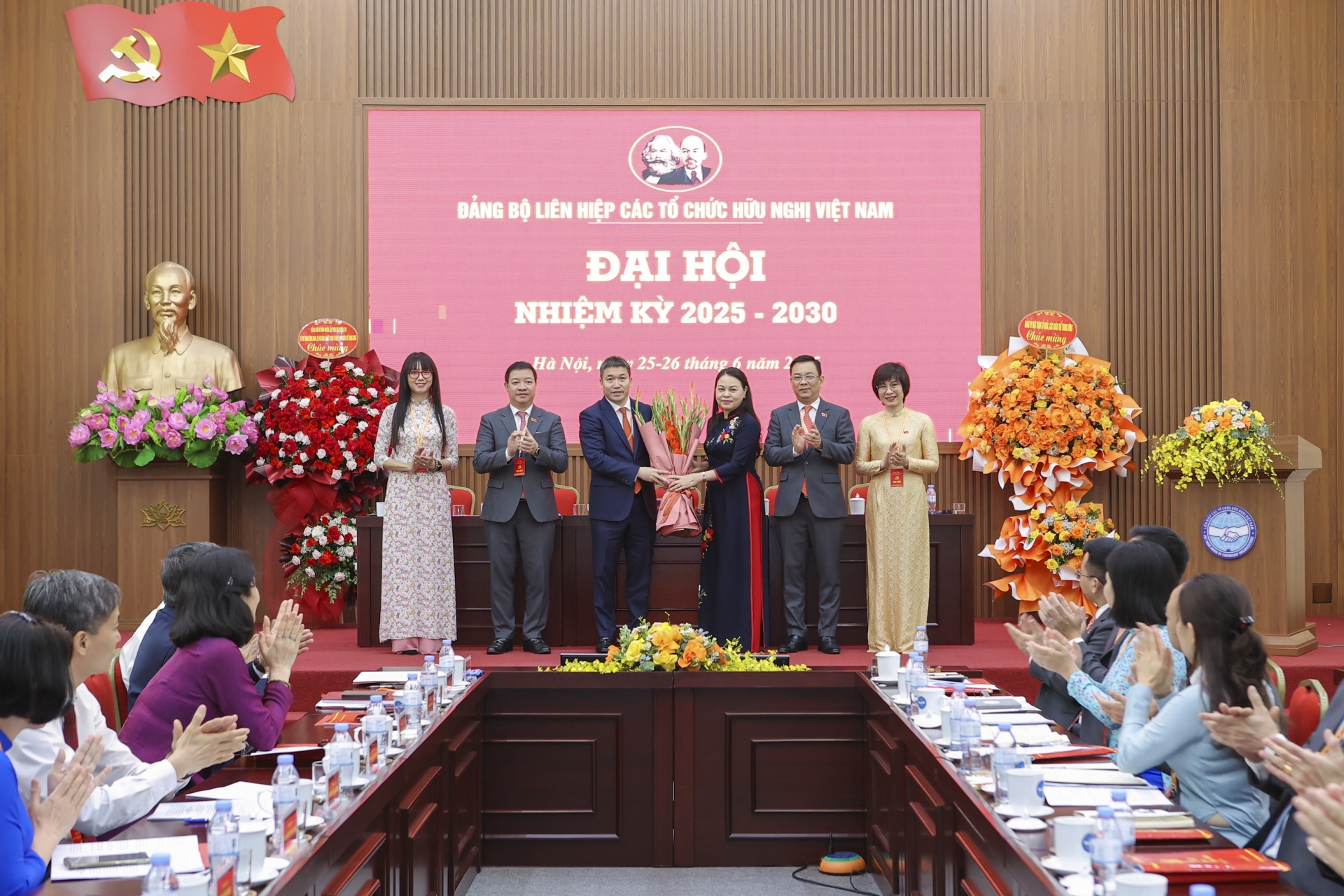 ອົງຄະນະພັກສະຫະພັນບັນດາອົງການມິດຕະພາບຫວຽດນາມ ອາຍຸການ 2025 - 2030: ສືບຕໍ່ນະວັດຕະກໍາ, ຫັນເປັນມືອາຊີບ, ສ້າງພື້ນຖານການທູດປະຊາຊົນມີຄວາມກ້າຫານ, ທັນສະໄຫມ ແລະ ມີປະສິດຕິພາບ ອົງຄະນະພັກສະຫະພັນບັນດາອົງການມິດຕະພາບຫວຽດນາມ ອາຍຸການ 2025 - 2030: ສືບຕໍ່ນະວັດຕະກໍາ, ຫັນເປັນມືອາຊີບ, ສ້າງພື້ນຖານການທູດປະຊາຊົນມີຄວາມກ້າຫານ, ທັນສະໄຫມ ແລະ ມີປະສິດຕິພາບ