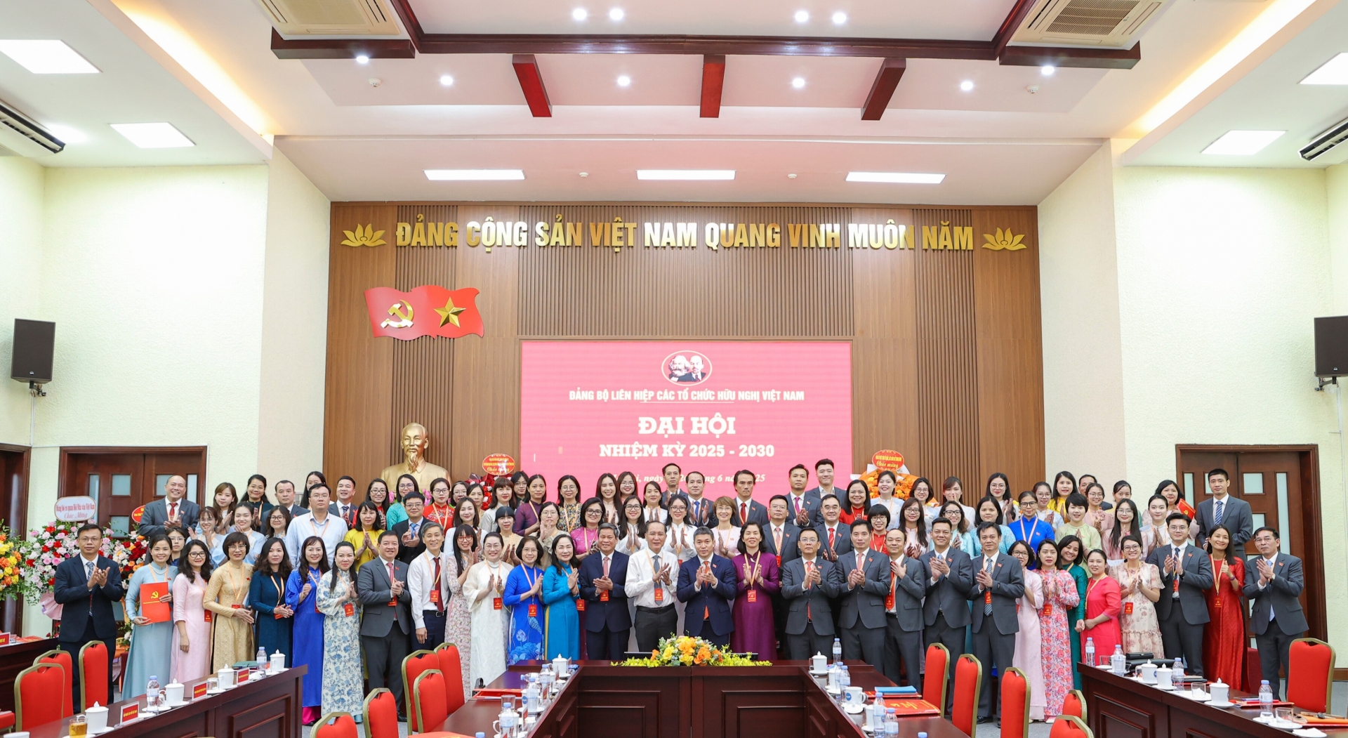 ອົງຄະນະພັກສະຫະພັນບັນດາອົງການມິດຕະພາບຫວຽດນາມ ອາຍຸການ 2025 - 2030: ສືບຕໍ່ນະວັດຕະກໍາ, ຫັນເປັນມືອາຊີບ, ສ້າງພື້ນຖານການທູດປະຊາຊົນມີຄວາມກ້າຫານ, ທັນສະໄຫມ ແລະ ມີປະສິດຕິພາບ ອົງຄະນະພັກສະຫະພັນບັນດາອົງການມິດຕະພາບຫວຽດນາມ ອາຍຸການ 2025 - 2030: ສືບຕໍ່ນະວັດຕະກໍາ, ຫັນເປັນມືອາຊີບ, ສ້າງພື້ນຖານການທູດປະຊາຊົນມີຄວາມກ້າຫານ, ທັນສະໄຫມ ແລະ ມີປະສິດຕິພາບ
