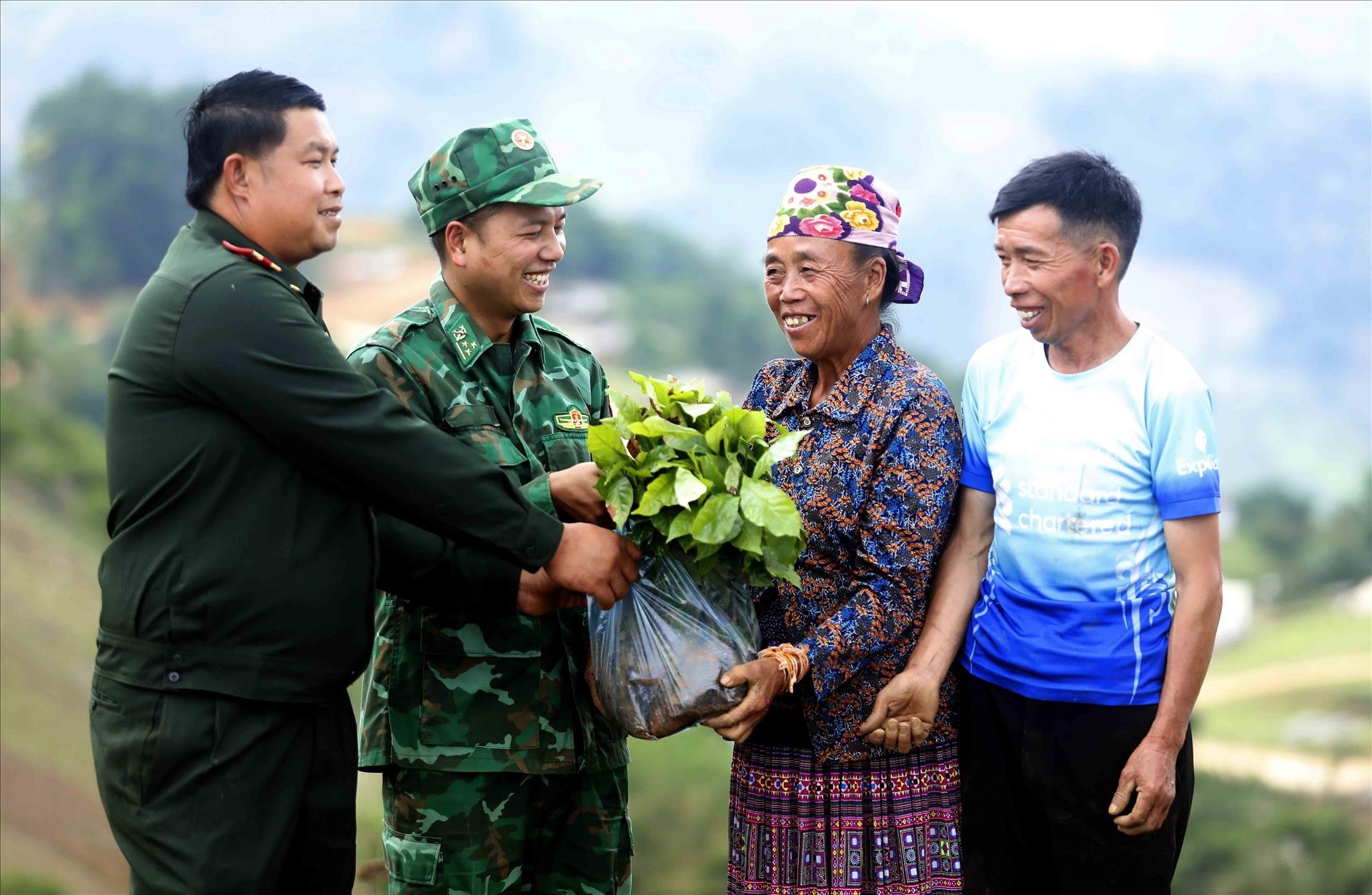 ຊາຍແດນຜູກພັນ, ພູນຄູນສ້າງສາຍພົວພັນມິດຕະພາບອັນພິເສດ ຫວຽດ - ລາວ