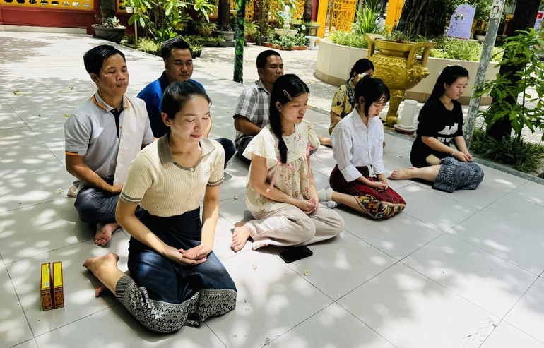 ດານັງ: ນັກສຶກສາ ລາວ ຫຼາຍຄົນໄປວັດເພື່ອອະທິຖານກ່ອນລະດູສອບເສັງ