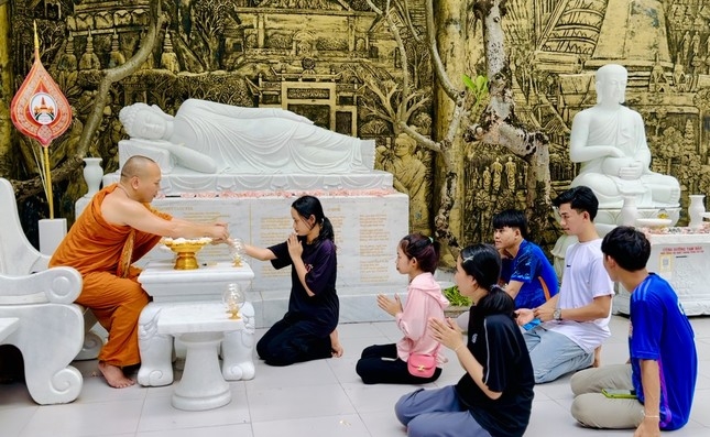 ດານັງ: ນັກສຶກສາ ລາວ ຫຼາຍຄົນໄປວັດເພື່ອອະທິຖານກ່ອນລະດູສອບເສັງ