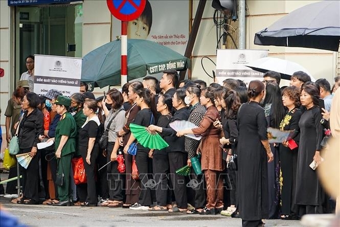ປະຊາຊົນຢືນລຽນແຖວເພື່ອເຂົ້າໄຫວ້ອາໄລ ທ່ານເລຂາທິການໃຫຍ່ ຫງວຽນຟູ໋ຈ້ອງ ຢູ່ທີ່ຫໍງານສົບແຫ່ງຊາດ ປະຊາຊົນຢືນລຽນແຖວເພື່ອເຂົ້າໄຫວ້ອາໄລ ທ່ານເລຂາທິການໃຫຍ່ ຫງວຽນຟູ໋ຈ້ອງ ຢູ່ທີ່ຫໍງານສົບແຫ່ງຊາດ