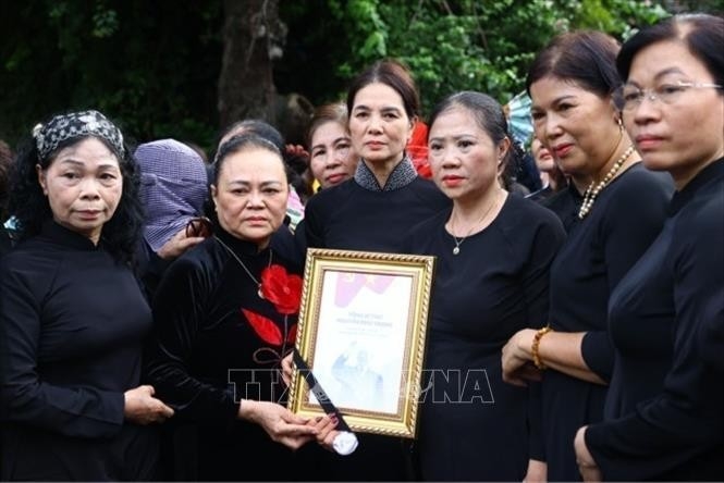 ປະຊາຊົນຢືນລຽນແຖວເພື່ອເຂົ້າໄຫວ້ອາໄລ ທ່ານເລຂາທິການໃຫຍ່ ຫງວຽນຟູ໋ຈ້ອງ ຢູ່ທີ່ຫໍງານສົບແຫ່ງຊາດ ປະຊາຊົນຢືນລຽນແຖວເພື່ອເຂົ້າໄຫວ້ອາໄລ ທ່ານເລຂາທິການໃຫຍ່ ຫງວຽນຟູ໋ຈ້ອງ ຢູ່ທີ່ຫໍງານສົບແຫ່ງຊາດ
