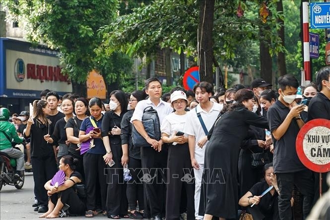 ປະຊາຊົນຢືນລຽນແຖວເພື່ອເຂົ້າໄຫວ້ອາໄລ ທ່ານເລຂາທິການໃຫຍ່ ຫງວຽນຟູ໋ຈ້ອງ ຢູ່ທີ່ຫໍງານສົບແຫ່ງຊາດ ປະຊາຊົນຢືນລຽນແຖວເພື່ອເຂົ້າໄຫວ້ອາໄລ ທ່ານເລຂາທິການໃຫຍ່ ຫງວຽນຟູ໋ຈ້ອງ ຢູ່ທີ່ຫໍງານສົບແຫ່ງຊາດ