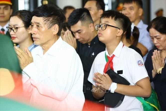 ປະຊາຊົນຢືນລຽນແຖວເພື່ອເຂົ້າໄຫວ້ອາໄລ ທ່ານເລຂາທິການໃຫຍ່ ຫງວຽນຟູ໋ຈ້ອງ ຢູ່ທີ່ຫໍງານສົບແຫ່ງຊາດ ປະຊາຊົນຢືນລຽນແຖວເພື່ອເຂົ້າໄຫວ້ອາໄລ ທ່ານເລຂາທິການໃຫຍ່ ຫງວຽນຟູ໋ຈ້ອງ ຢູ່ທີ່ຫໍງານສົບແຫ່ງຊາດ