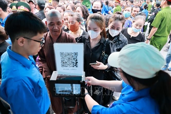 ປະຊາຊົນຢືນລຽນແຖວເພື່ອເຂົ້າໄຫວ້ອາໄລ ທ່ານເລຂາທິການໃຫຍ່ ຫງວຽນຟູ໋ຈ້ອງ ຢູ່ທີ່ຫໍງານສົບແຫ່ງຊາດ ປະຊາຊົນຢືນລຽນແຖວເພື່ອເຂົ້າໄຫວ້ອາໄລ ທ່ານເລຂາທິການໃຫຍ່ ຫງວຽນຟູ໋ຈ້ອງ ຢູ່ທີ່ຫໍງານສົບແຫ່ງຊາດ
