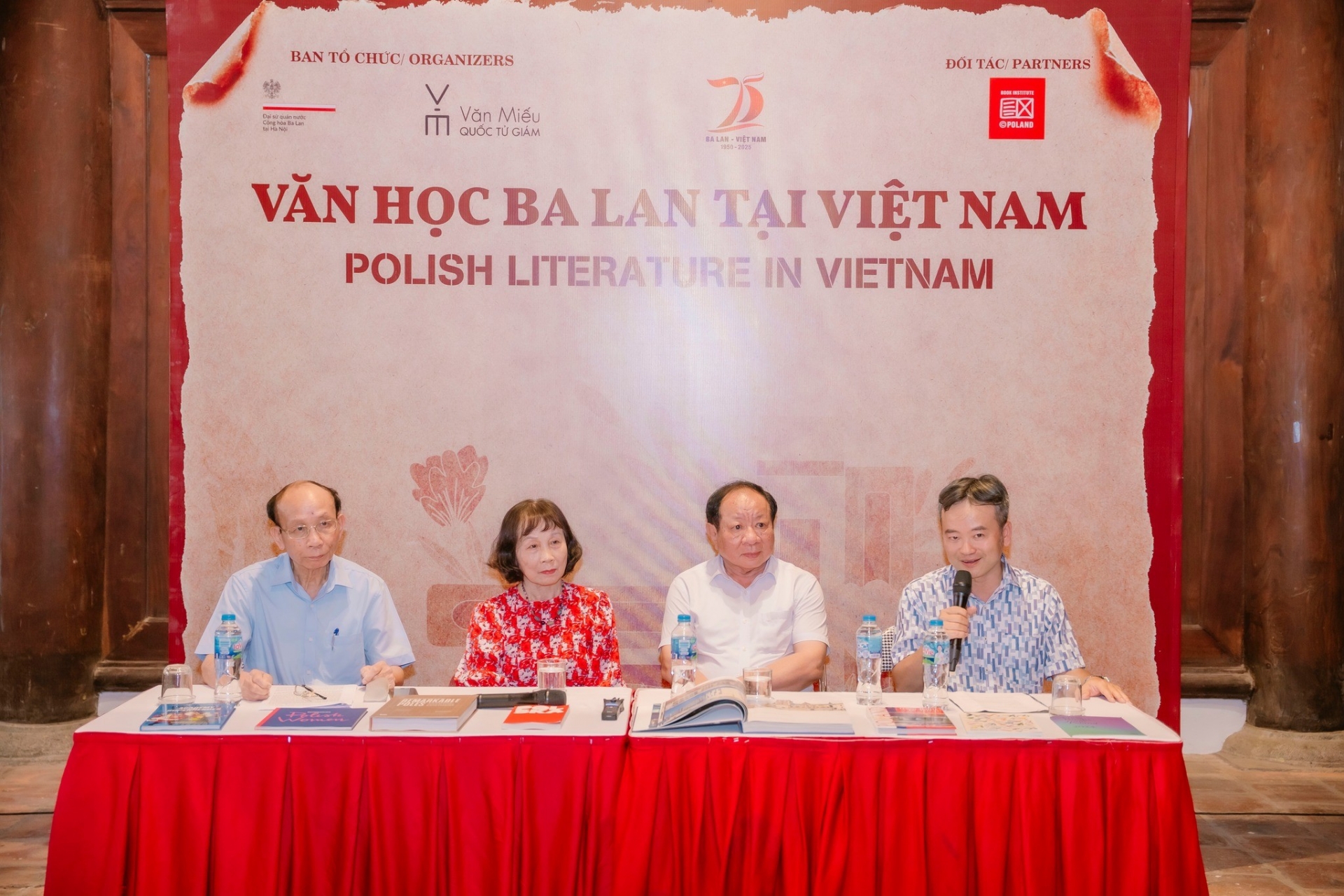 ບັນດາຂົວຕໍ່ນຳເອົາວັນນະຄະດີໂປໂລຍ ມາໃຫ້ຜູ້ອ່ານຫວຽດນາມ ບັນດາຂົວຕໍ່ນຳເອົາວັນນະຄະດີໂປໂລຍ ມາໃຫ້ຜູ້ອ່ານຫວຽດນາມ