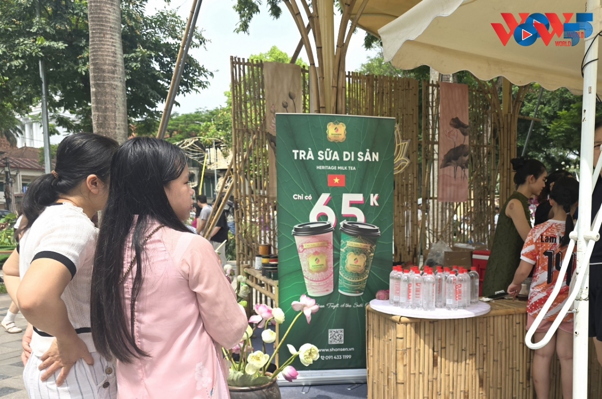 ງານບຸນດອກບົວ ຮ່າໂນ້ຍ ປະຈຳປີ 2026 ດຶງດູດນັກທ່ອງທ່ຽວໄດ້ປະມານ 300.000 ເທື່ອຄົນ