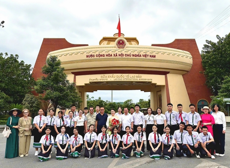 ນັກຮຽນໂຮງຮຽນສອງພາສາ ລາວ - ຫວຽດນາມ ຫງວຽນຢູ ຢ້ຽມຢາມ ແລະ ທົດລອງຕົວຈິງດ້ານວັດທະນະທຳ, ປະຫວັດສາດ ຫວຽດນາມ