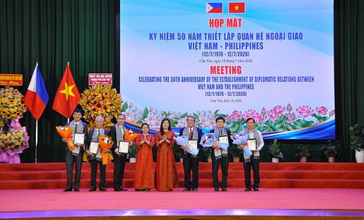 ນະຄອນ ເກີນເທີ ເພີ່ມພູນຄູນສ້າງໄມຕີຈິດມິດຕະພາບ ຫວຽດນາມ - ຟີລິບປິນ