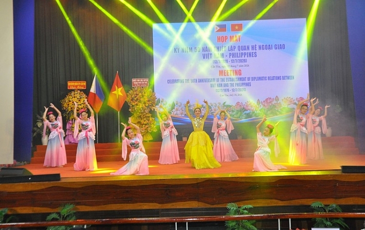 ນະຄອນ ເກີນເທີ ເພີ່ມພູນຄູນສ້າງໄມຕີຈິດມິດຕະພາບ ຫວຽດນາມ - ຟີລິບປິນ