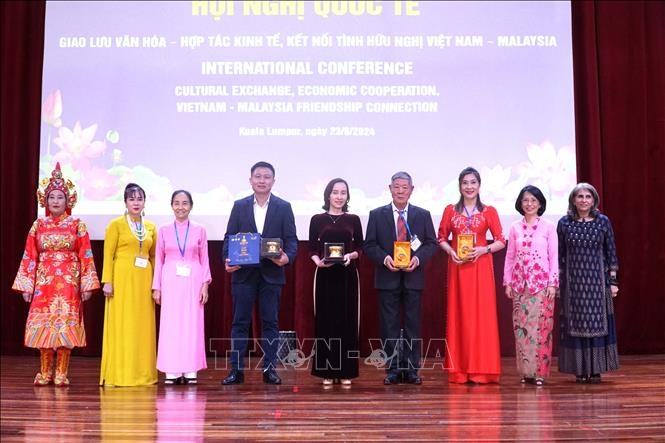 ງານລາຕີພົບປະແລກປ່ຽນວັດທະນະທຳເອກະລັກພິເສດເຊື່ອມຕໍ່ນ້ຳໃຈມິດຕະພາບ ຫວຽດນາມ - ມາເລເຊຍ ງານລາຕີພົບປະແລກປ່ຽນວັດທະນະທຳເອກະລັກພິເສດເຊື່ອມຕໍ່ນ້ຳໃຈມິດຕະພາບ ຫວຽດນາມ - ມາເລເຊຍ