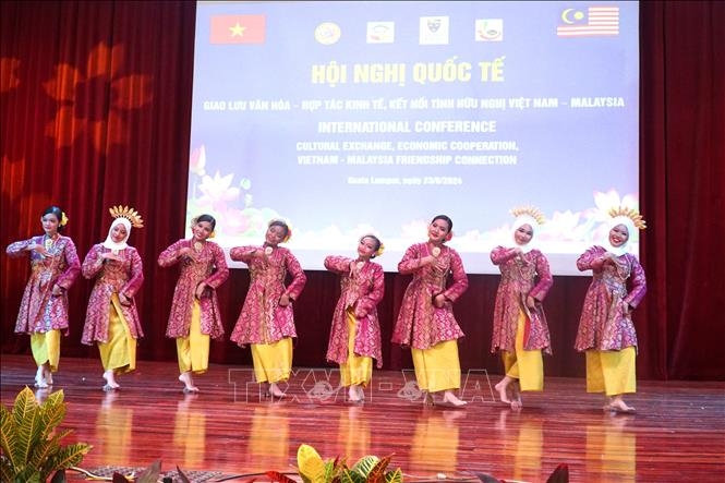 ງານລາຕີພົບປະແລກປ່ຽນວັດທະນະທຳເອກະລັກພິເສດເຊື່ອມຕໍ່ນ້ຳໃຈມິດຕະພາບ ຫວຽດນາມ - ມາເລເຊຍ ງານລາຕີພົບປະແລກປ່ຽນວັດທະນະທຳເອກະລັກພິເສດເຊື່ອມຕໍ່ນ້ຳໃຈມິດຕະພາບ ຫວຽດນາມ - ມາເລເຊຍ