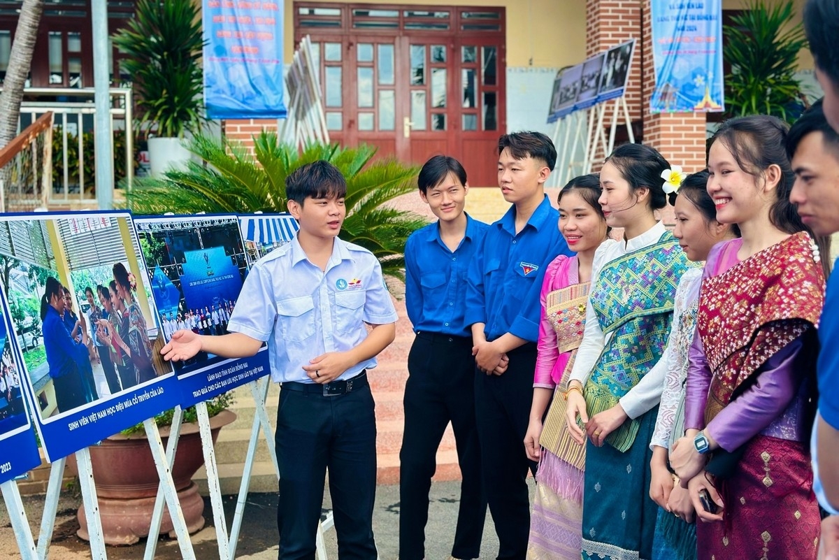 ທ່ານນາງ ເອກອັກຄະລັດຖະທູດລາວ ຄຳເພົາ ເອີນທະວັນ: ຫວຽດນາມຢືນຢັນທີ່ຕັ້ງດ້ວຍຄວາມຕັ້ງໜ້າອັນແຮງກ້າ ແລະ ຄວາມມຸ່ງມາດປາດຖະໜາທີ່ຈະລຸກຂຶ້ນ.. ທ່ານນາງ ເອກອັກຄະລັດຖະທູດລາວ ຄຳເພົາ ເອີນທະວັນ: ຫວຽດນາມຢືນຢັນທີ່ຕັ້ງດ້ວຍຄວາມຕັ້ງໜ້າອັນແຮງກ້າ ແລະ ຄວາມມຸ່ງມາດປາດຖະໜາທີ່ຈະລຸກຂຶ້ນ..