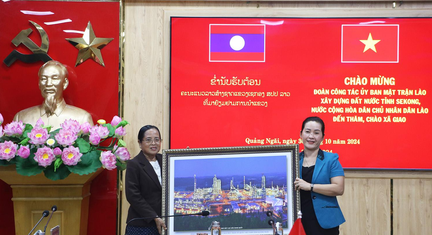 ຄະນະປະຈຳພັກແຂວງ ຕ້ອນຮັບຄະນະປະຕິບັດງານແຂວງ ເຊກອງ (ລາວ) ຄະນະປະຈຳພັກແຂວງ ຕ້ອນຮັບຄະນະປະຕິບັດງານແຂວງ ເຊກອງ (ລາວ)