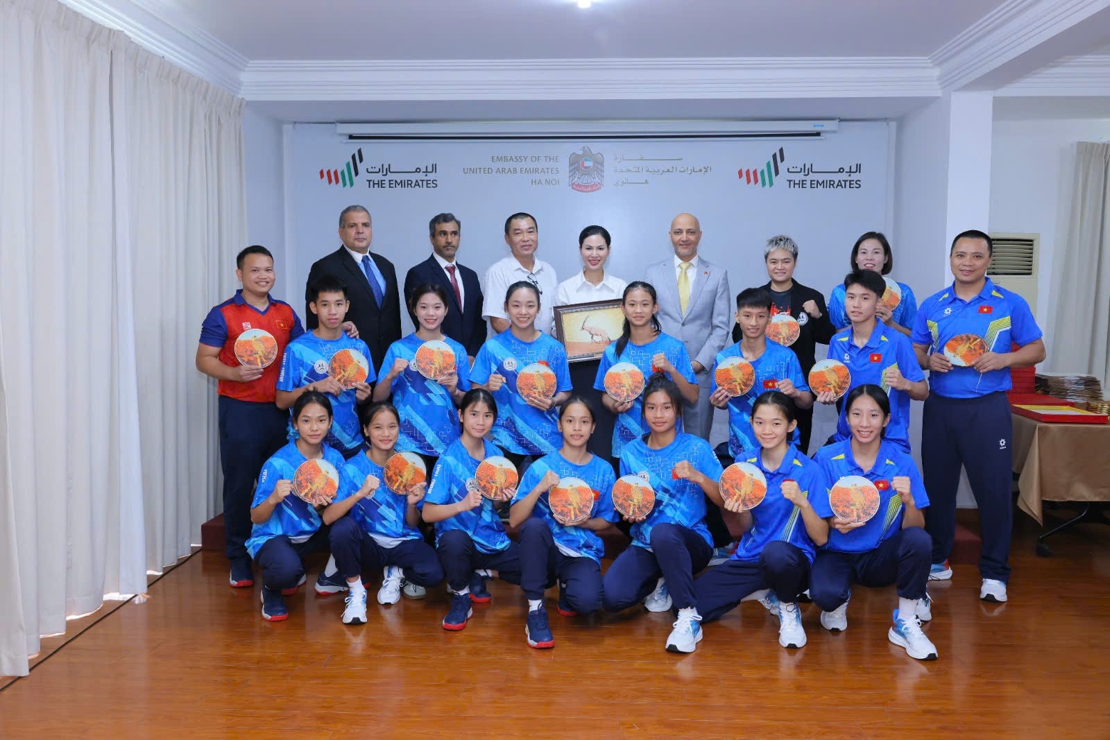 ສະຖານທູດ UAE ເຊີດຊູຜົນງານດີເດັ່ນຂອງທີມຊາວໜຸ່ມ ມວຍໄທ ຫວຽດນາມ ສະຖານທູດ UAE ເຊີດຊູຜົນງານດີເດັ່ນຂອງທີມຊາວໜຸ່ມ ມວຍໄທ ຫວຽດນາມ